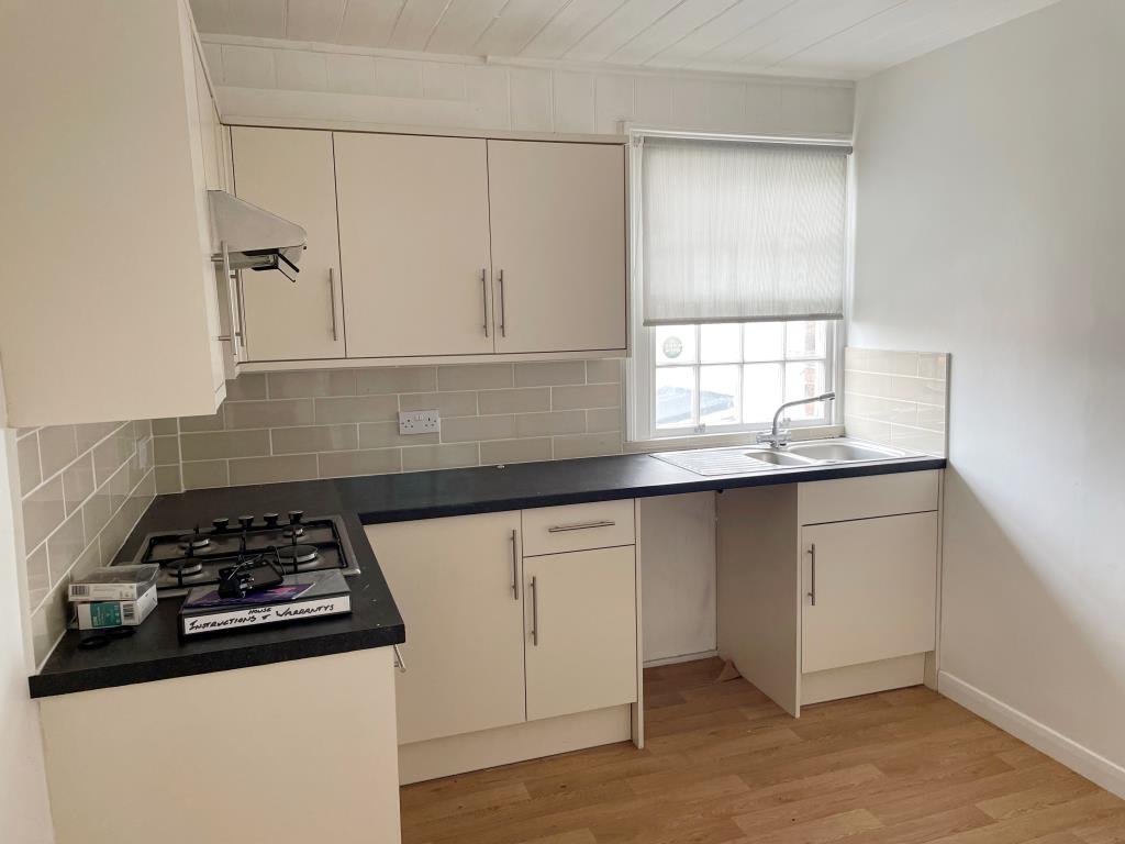 Lot: 52 - FREEHOLD MIXED USE PREMISES WITH POTENTIAL - Flat - modern kitchen